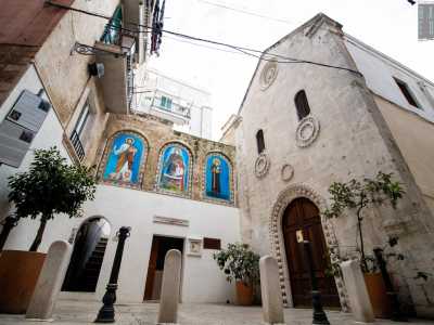 Furono loro ad esempio a finanziare la costruzione della Chiesa di San Marco dei Veneziani, sorta agli inizi dell�XI secolo